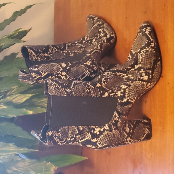 Steve Madden mid calf snakeskin print booties like new 💥💥💥 - Picture 5 of 6